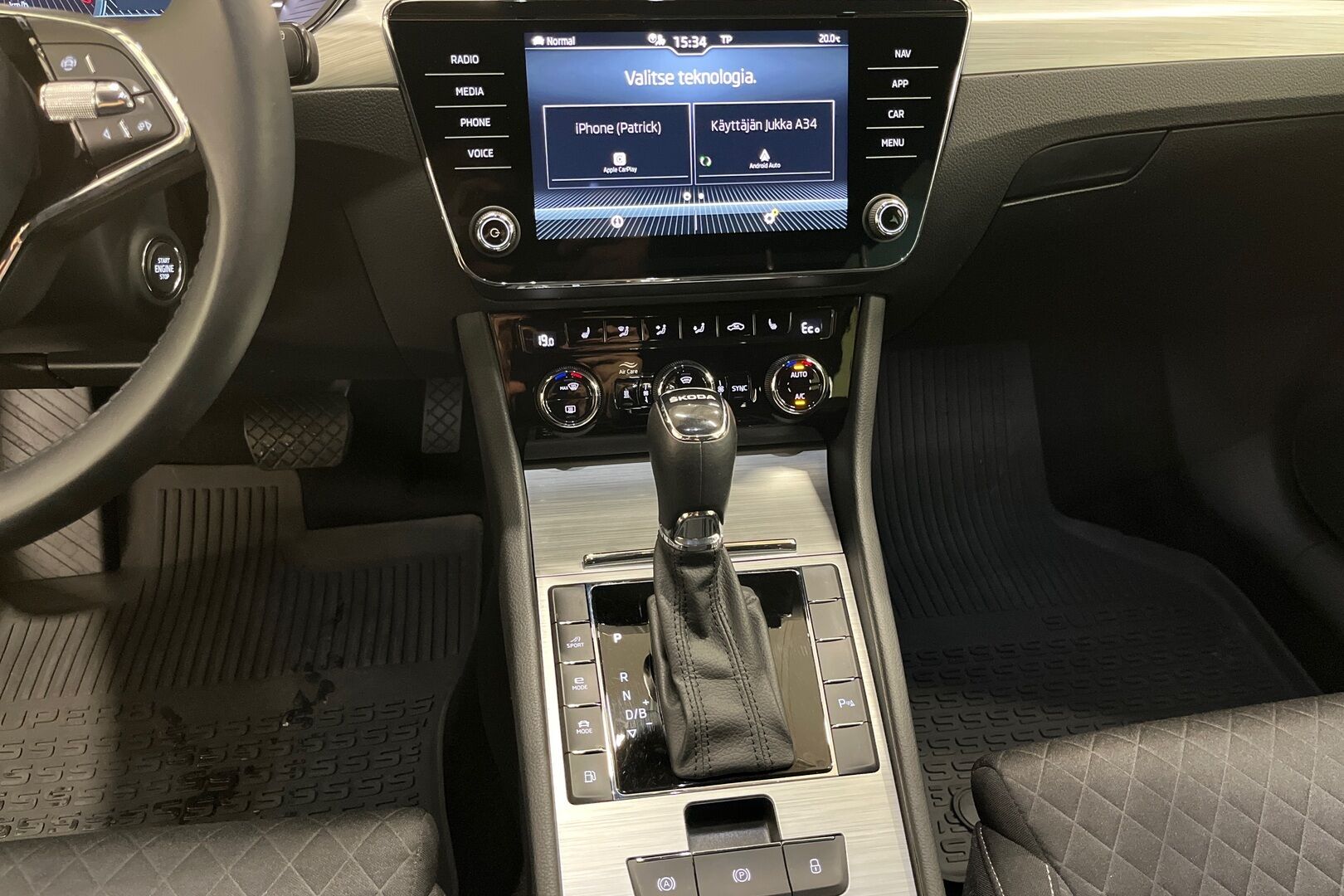 Skoda Superb iso kuva 11
