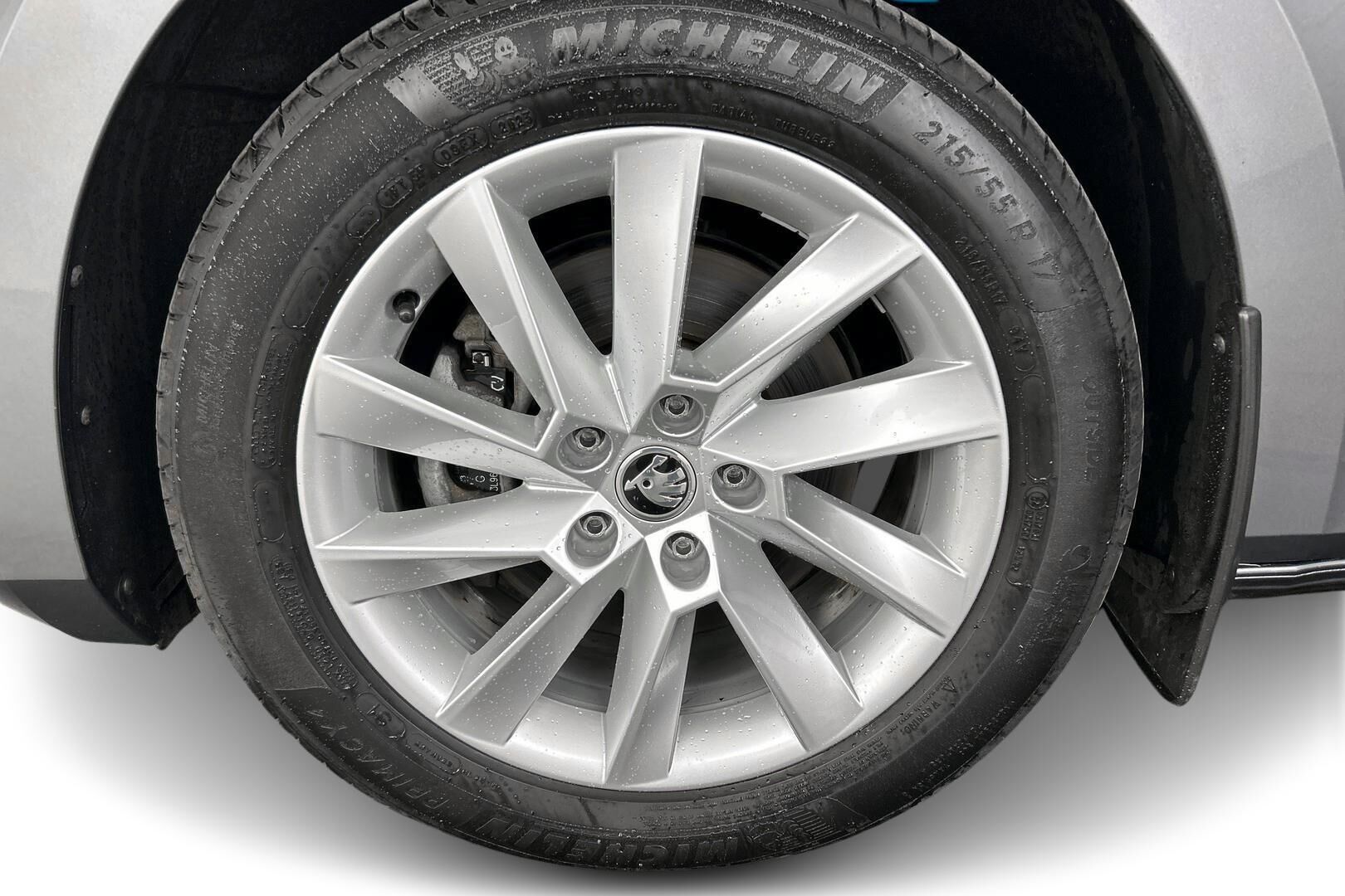 Skoda Superb iso kuva 13