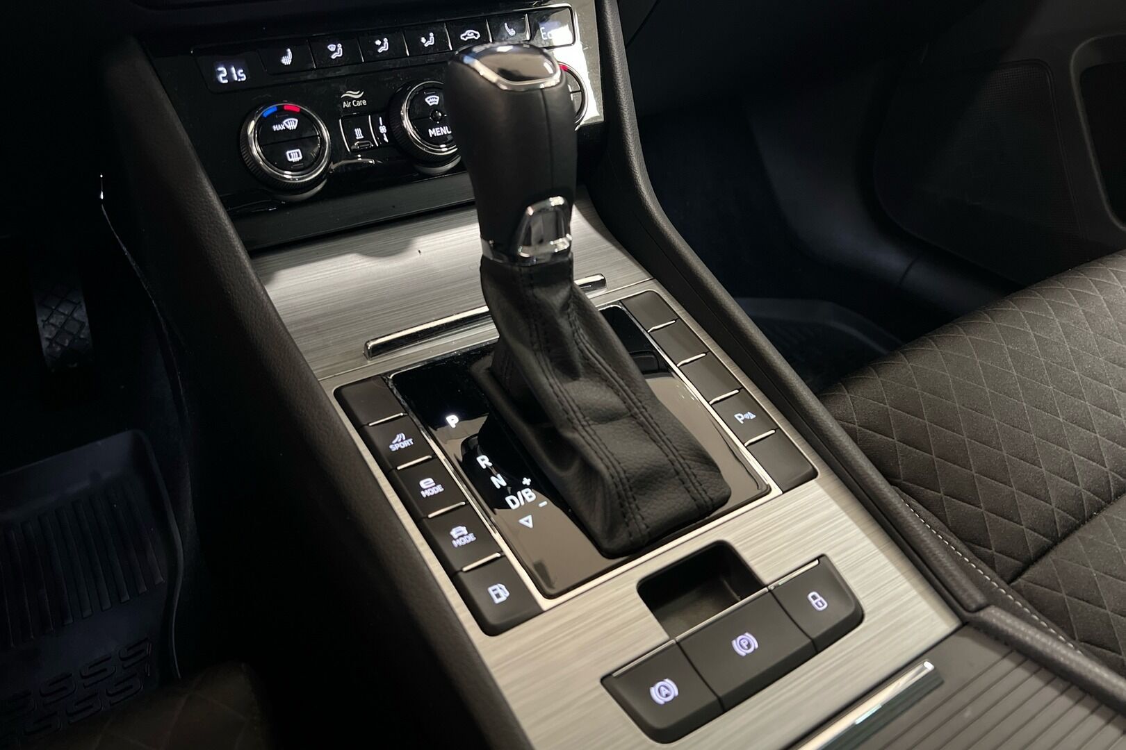 Skoda Superb iso kuva 13