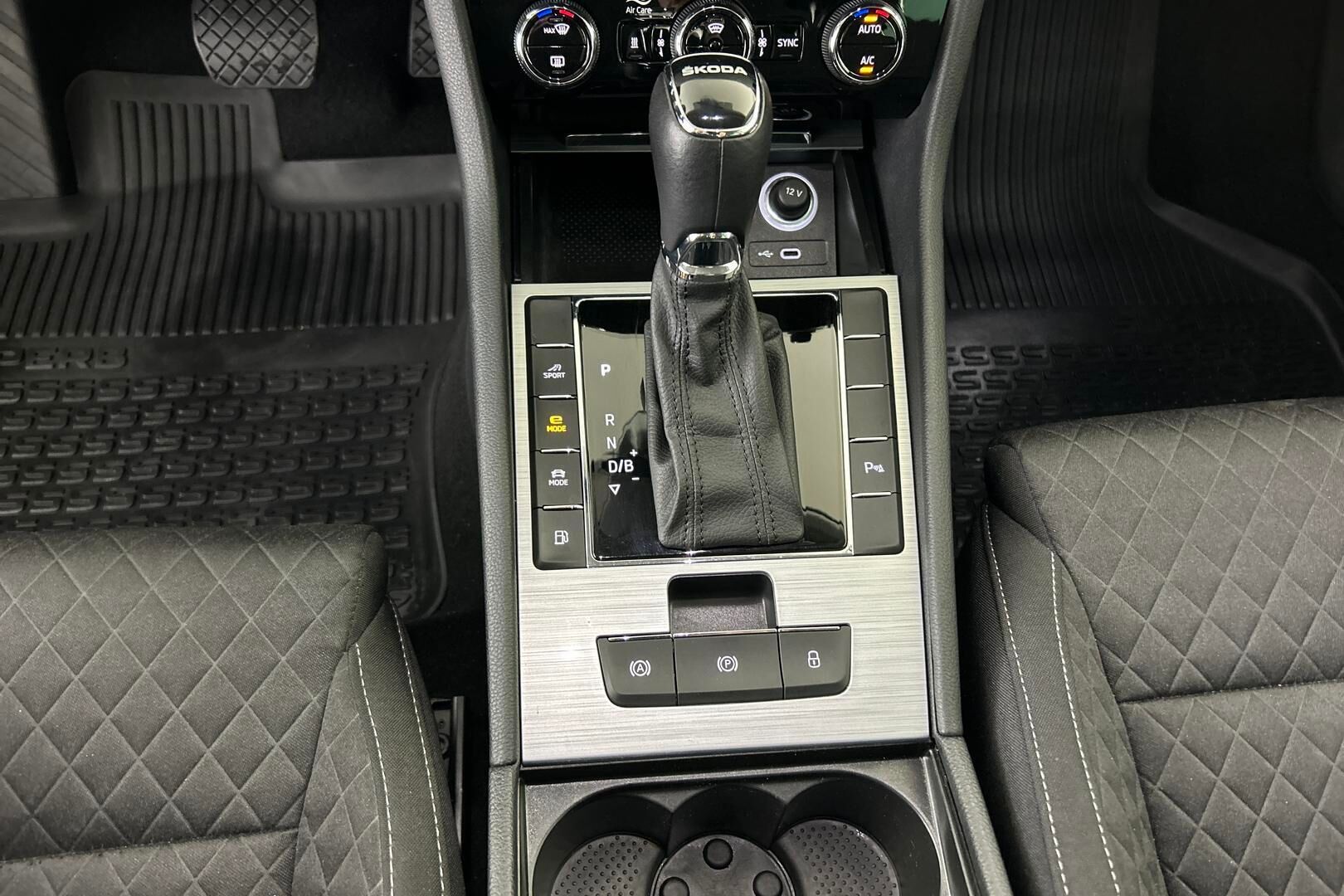 Skoda Superb iso kuva 14