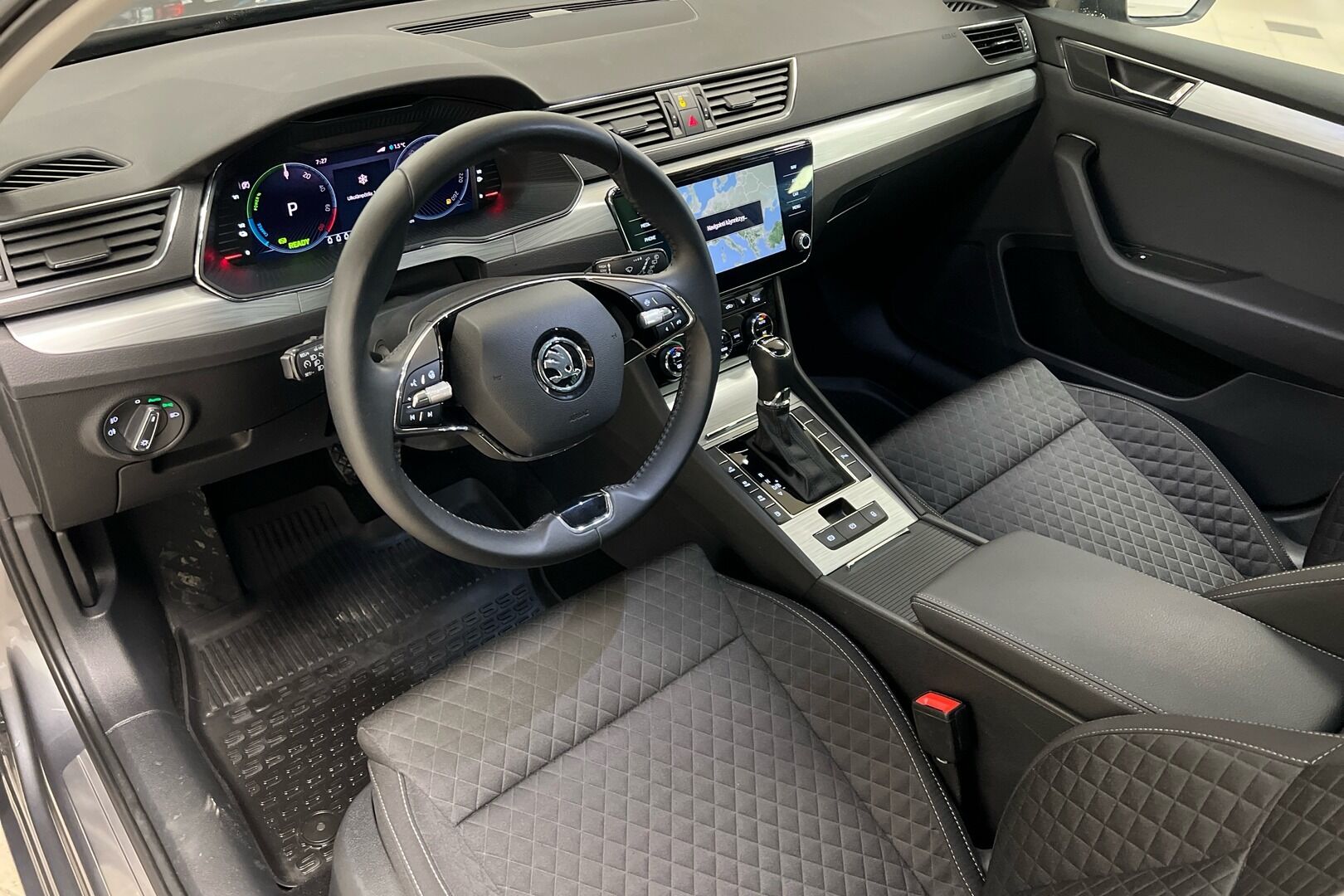 Skoda Superb iso kuva 15