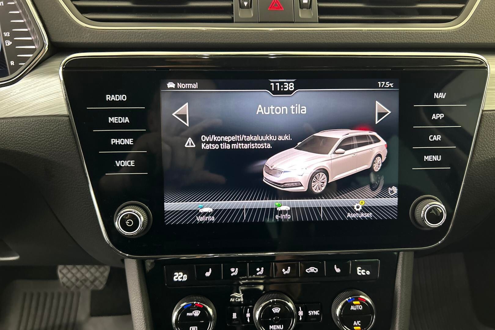 Skoda Superb iso kuva 16