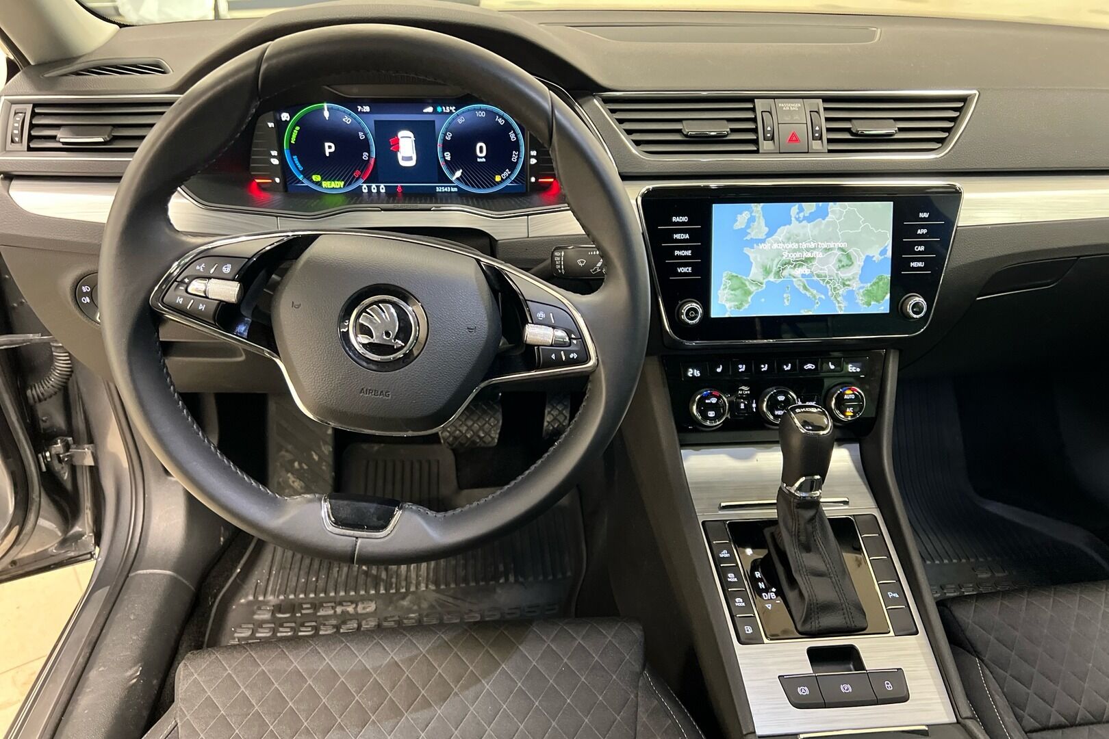 Skoda Superb iso kuva 20
