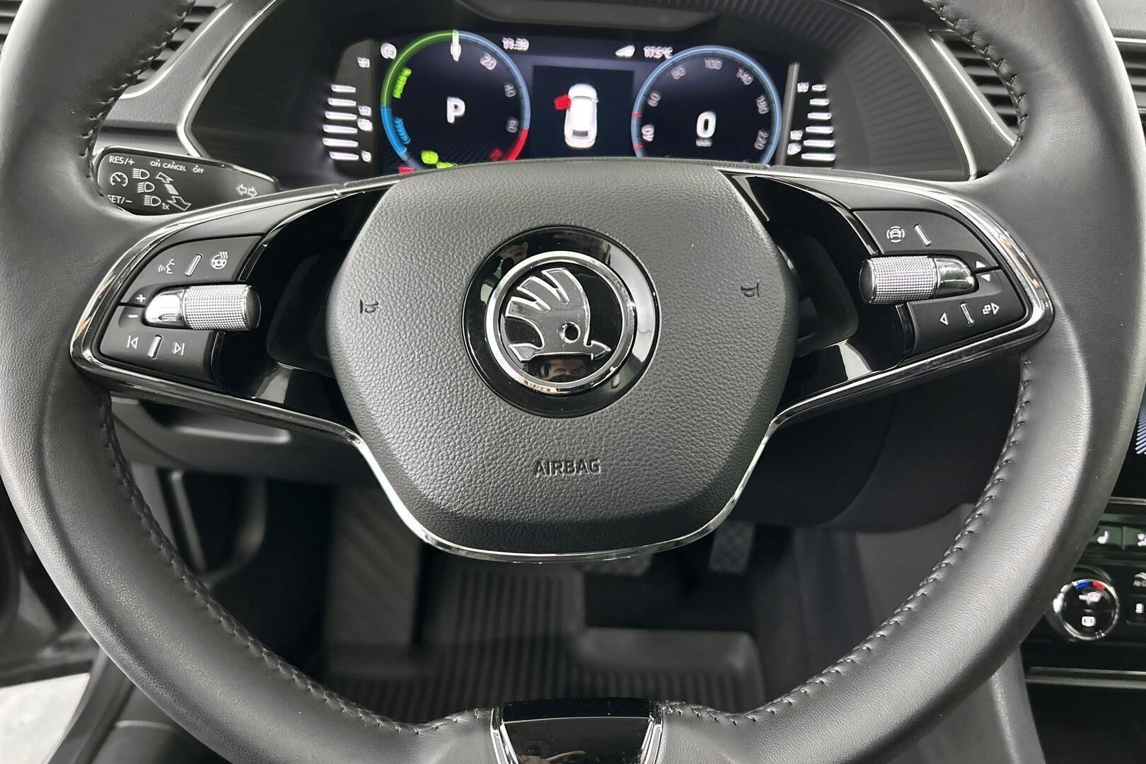Skoda Superb iso kuva 21