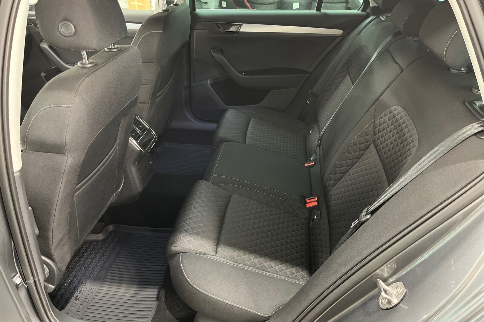 Skoda Superb iso kuva 8