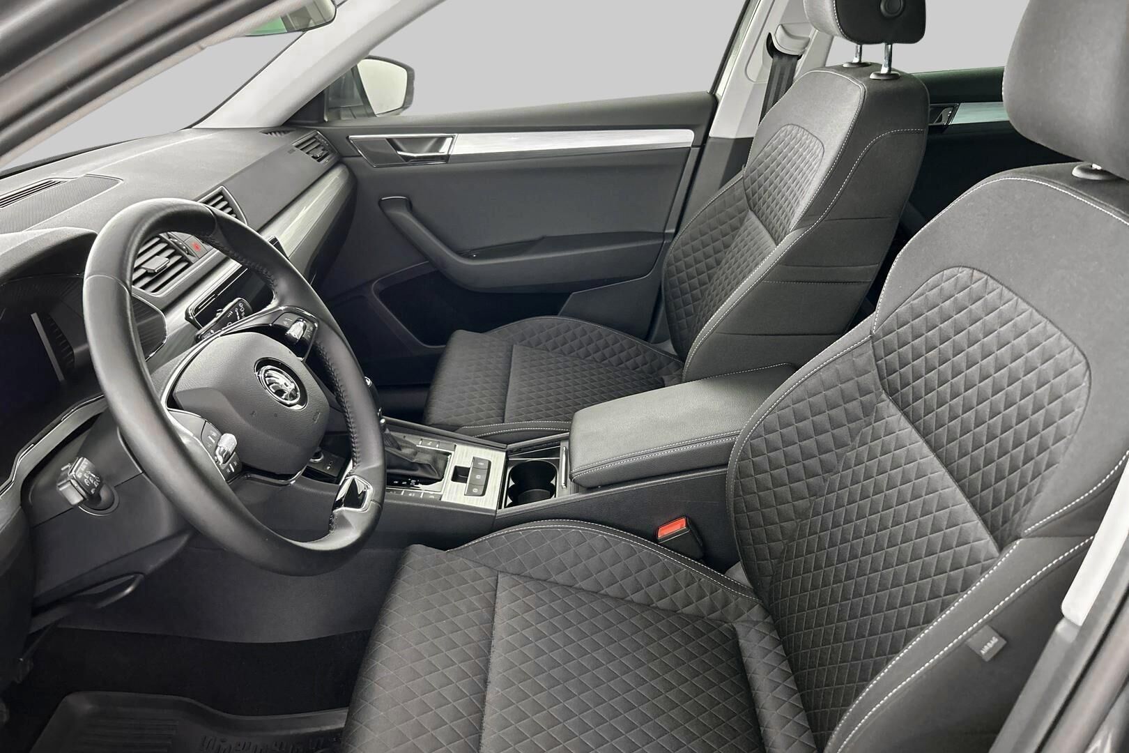 Skoda Superb iso kuva 9