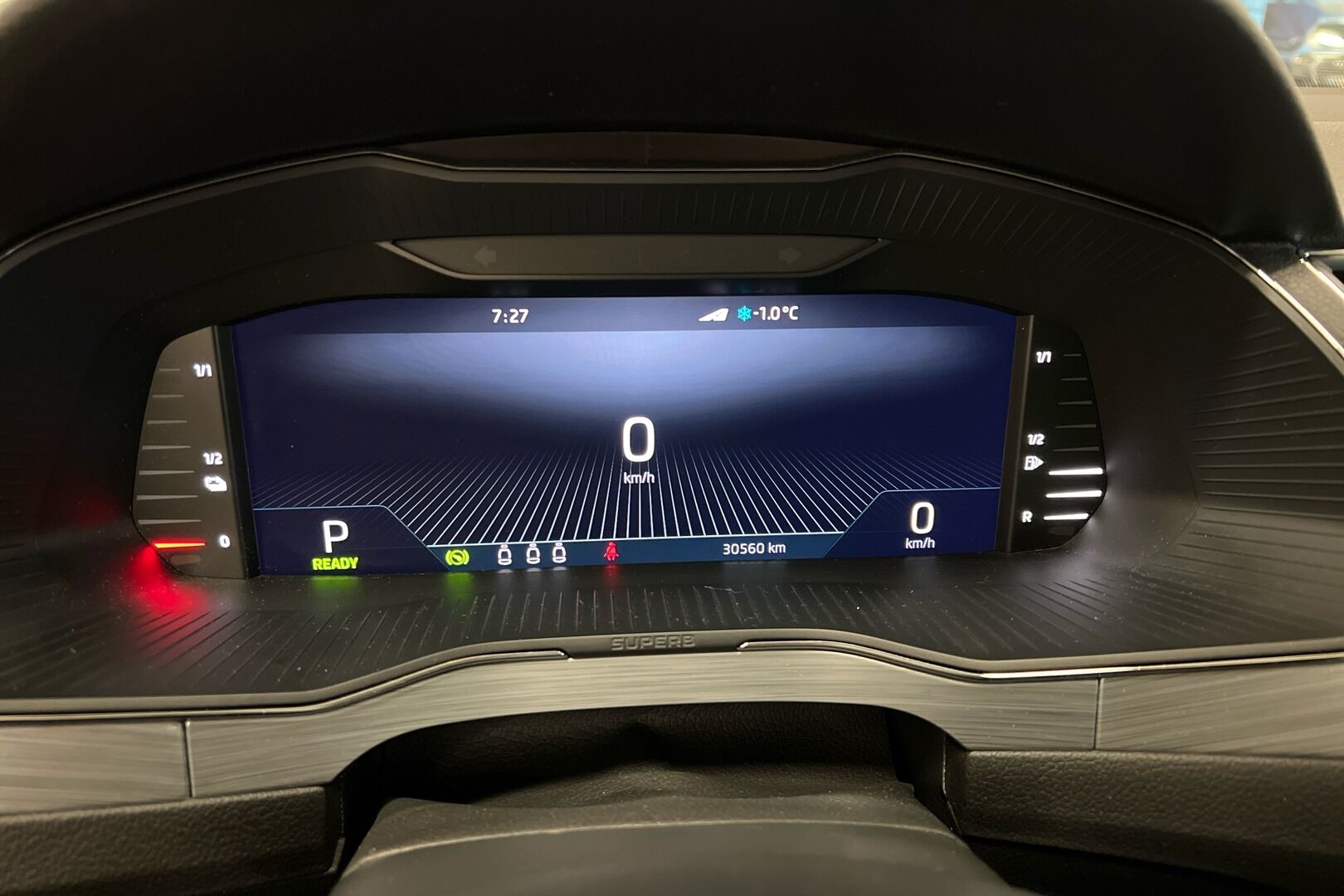 Skoda Superb iso kuva 10