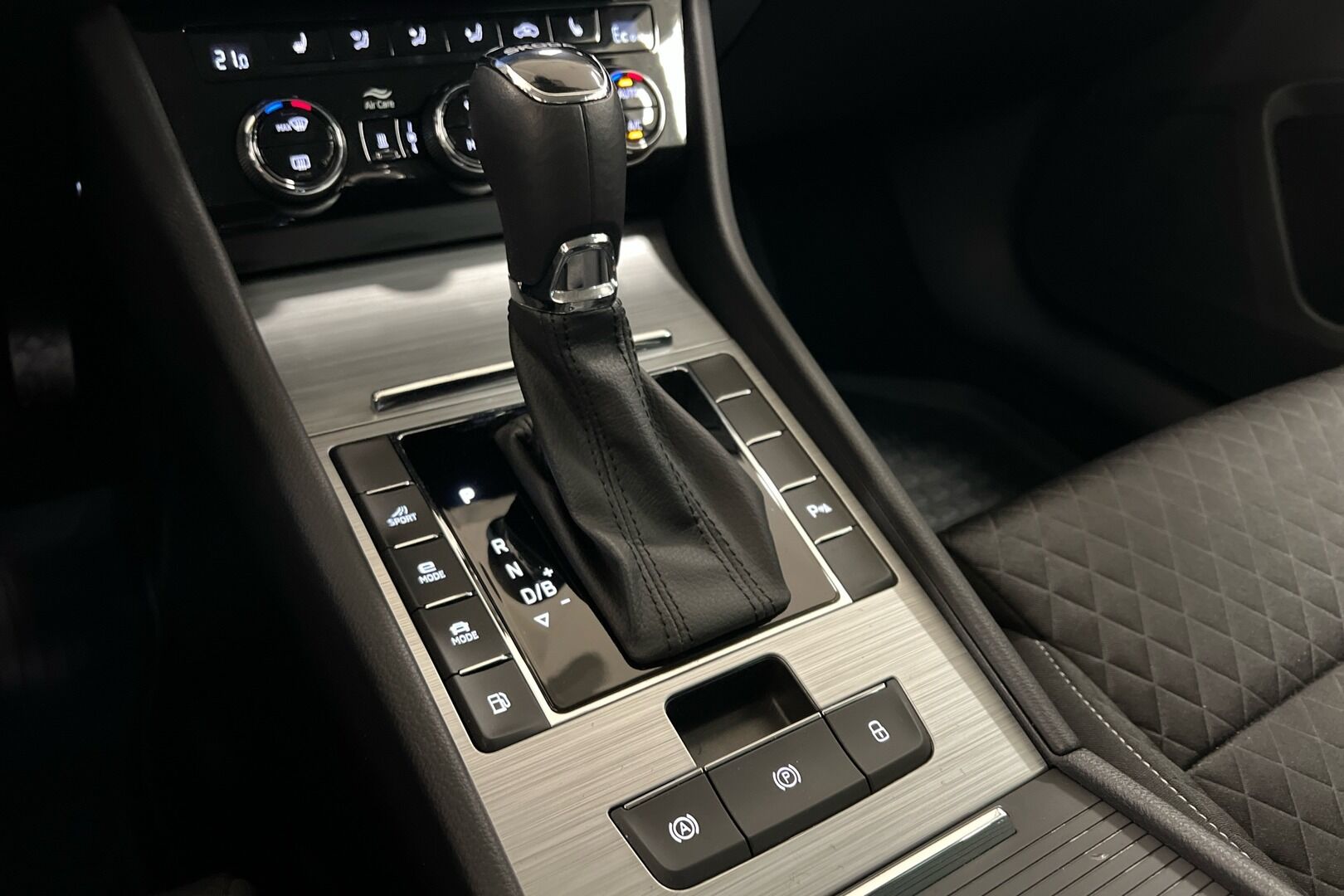 Skoda Superb iso kuva 11