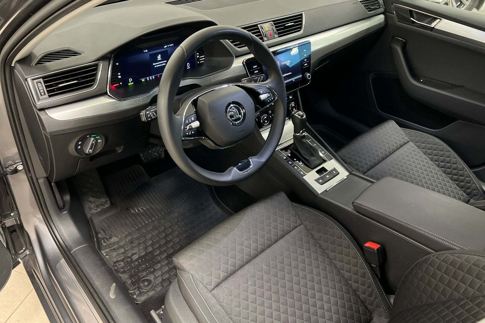 Skoda Superb iso kuva 14