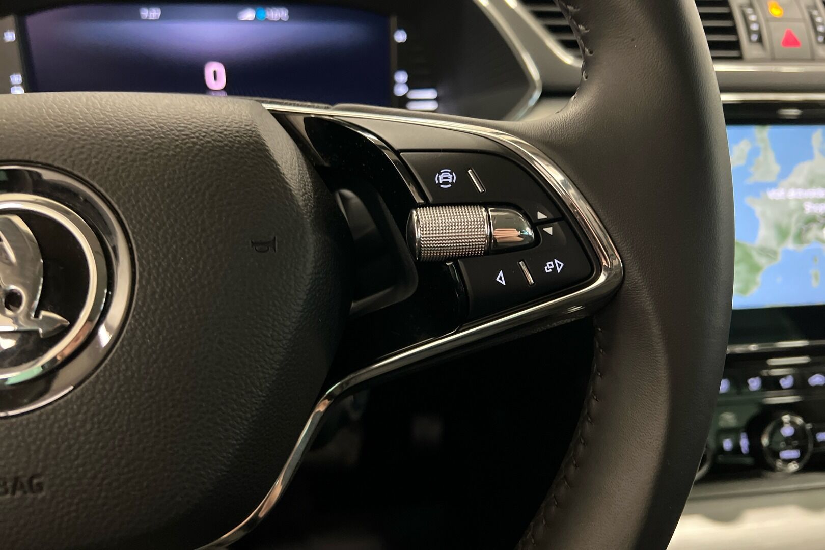 Skoda Superb iso kuva 16