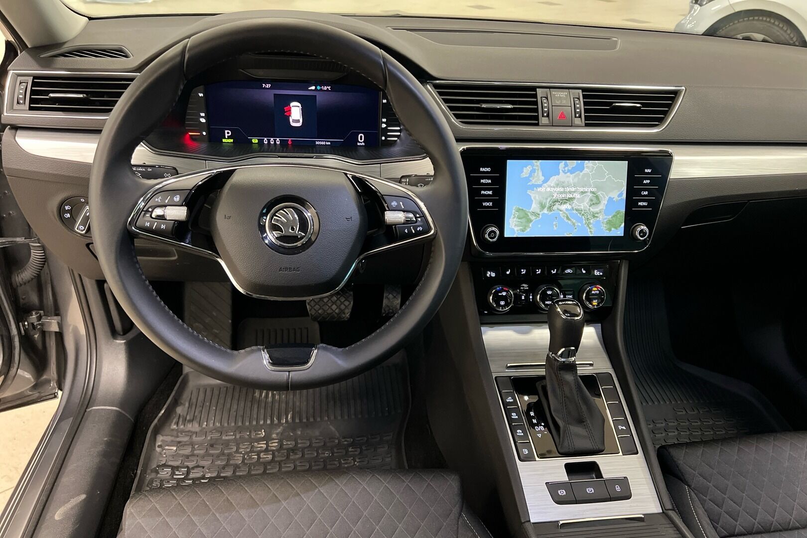 Skoda Superb iso kuva 20