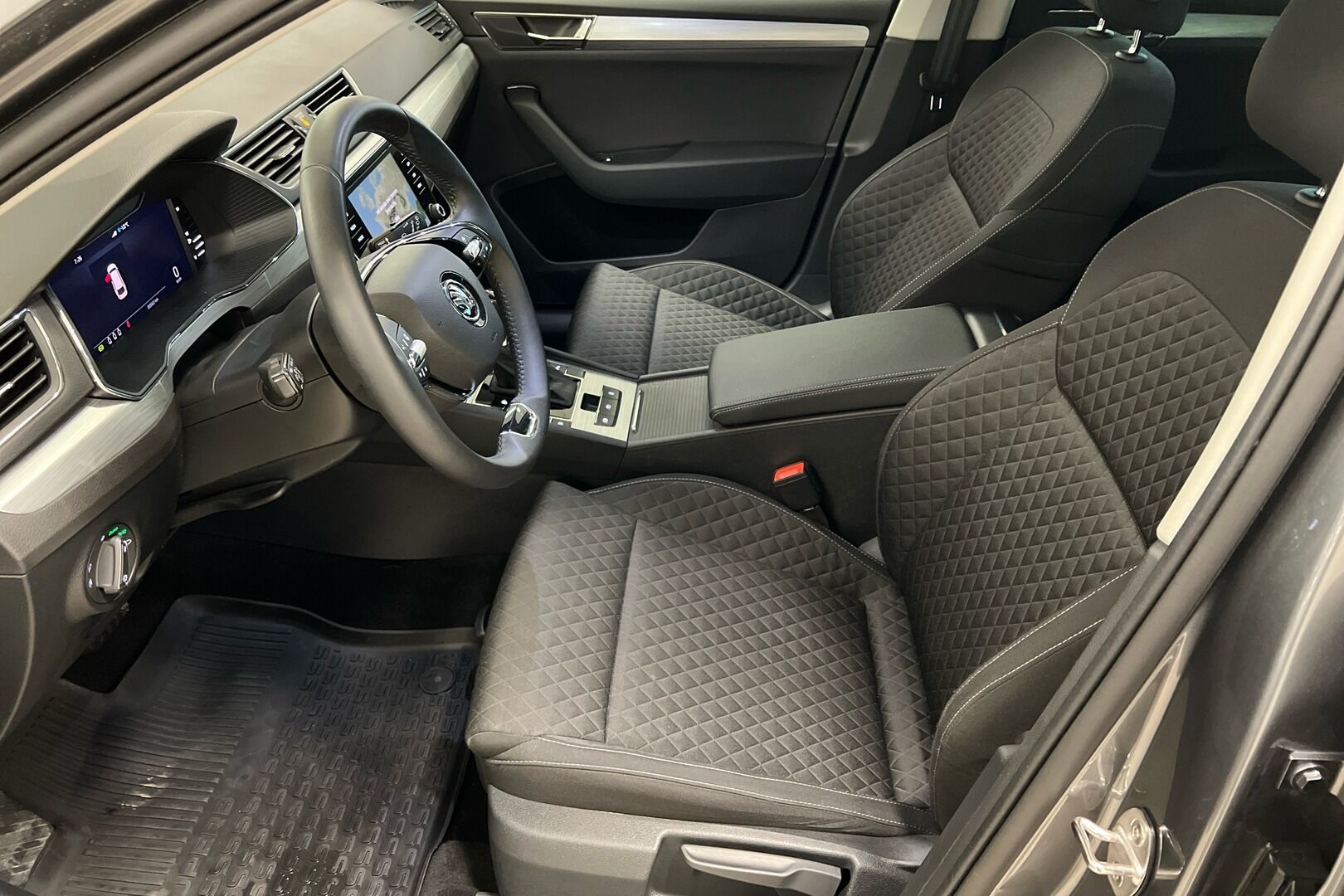 Skoda Superb iso kuva 5