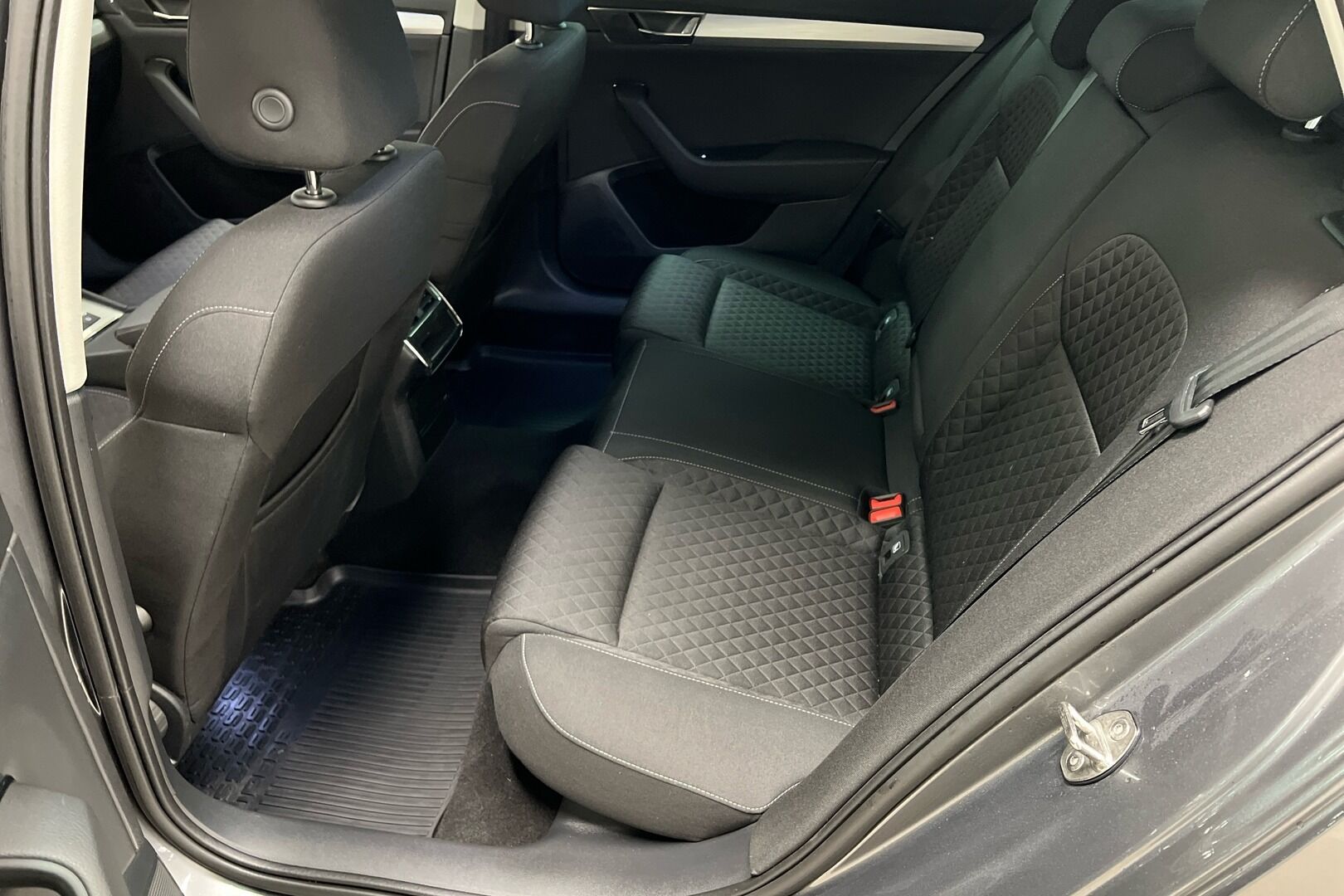 Skoda Superb iso kuva 8