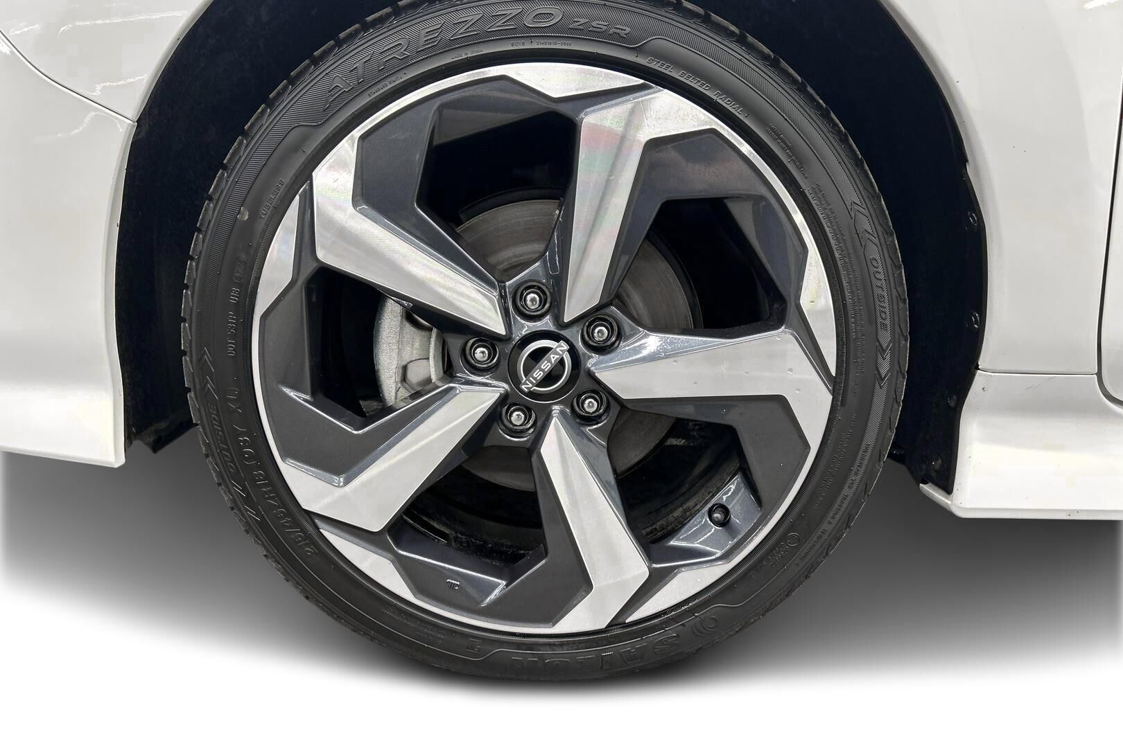 Nissan Leaf iso kuva 11