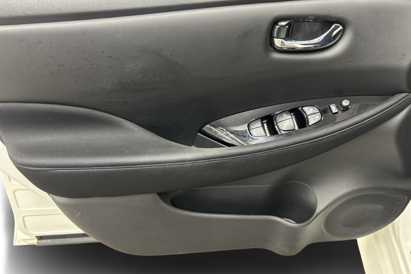 Nissan Leaf iso kuva 12