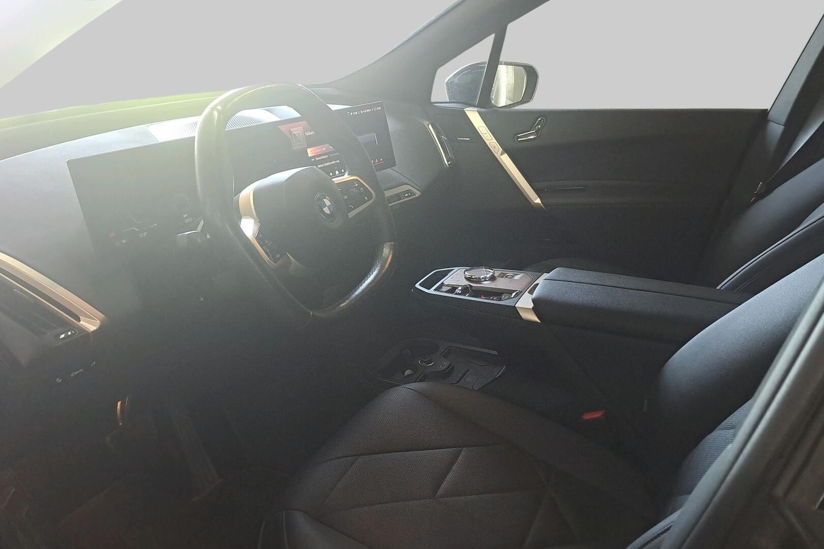 BMW iX iso kuva 1
