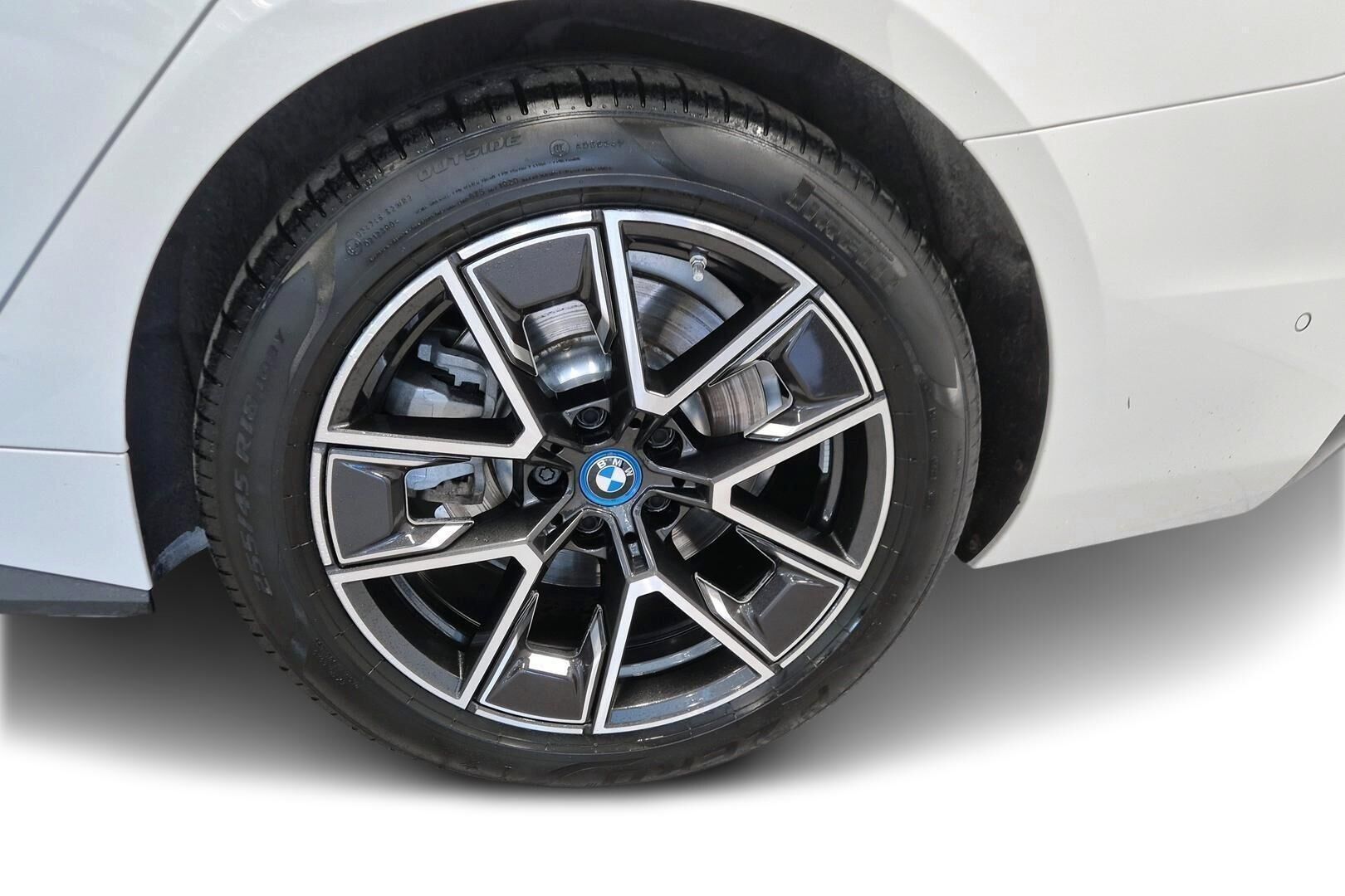 BMW i4 iso kuva 12