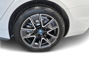 BMW i4 esikatselu 12
