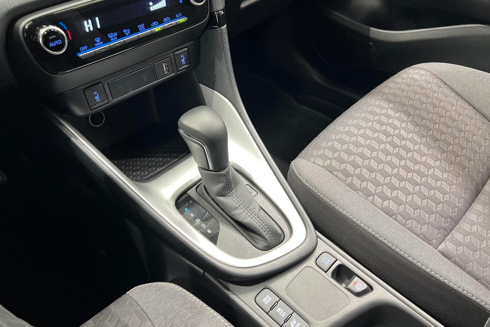 Toyota Yaris iso kuva 18