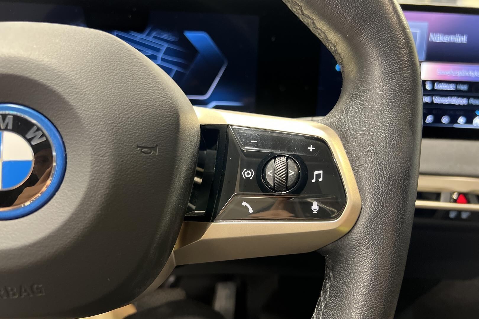 BMW iX iso kuva 17