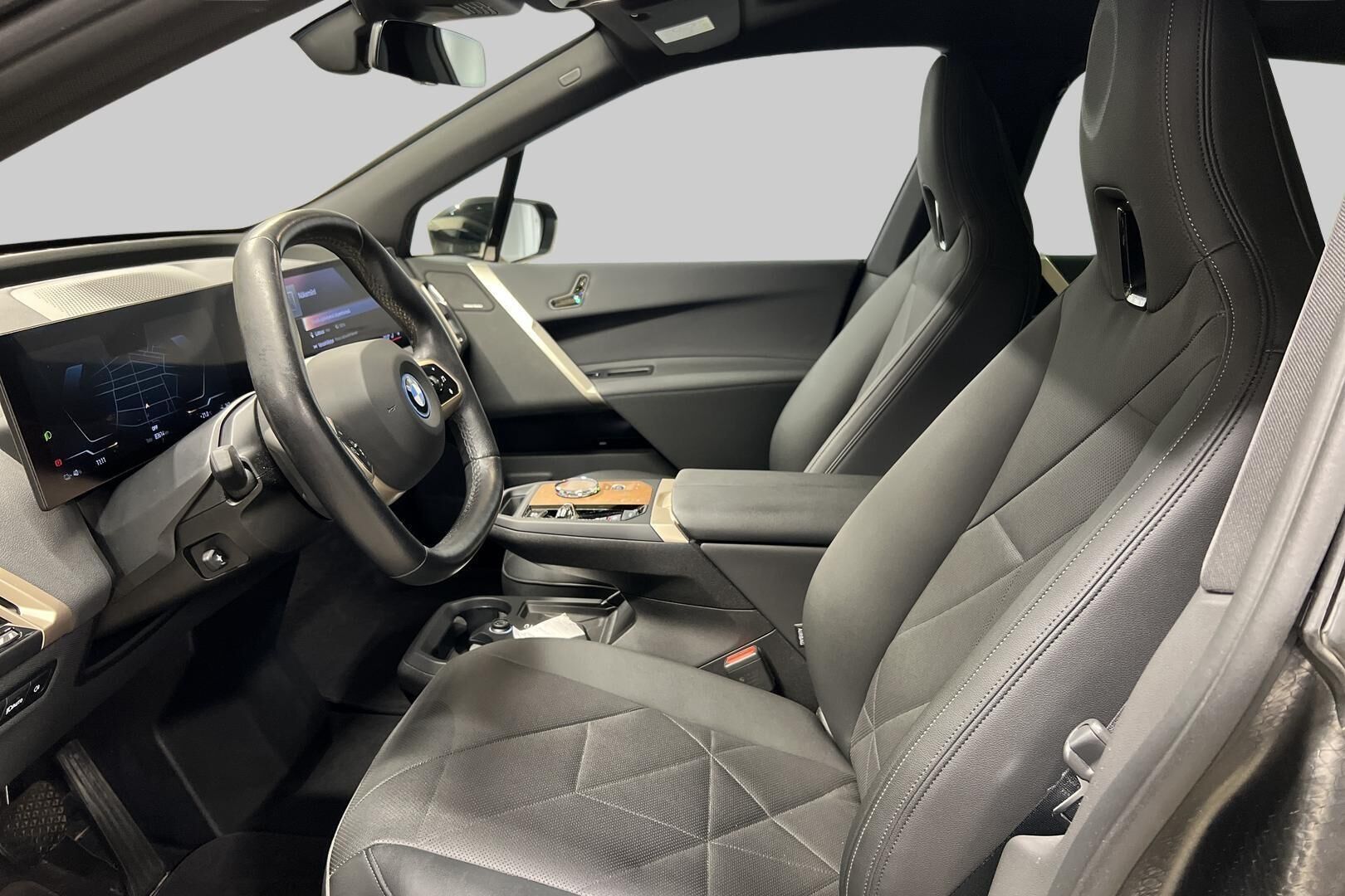 BMW iX iso kuva 8