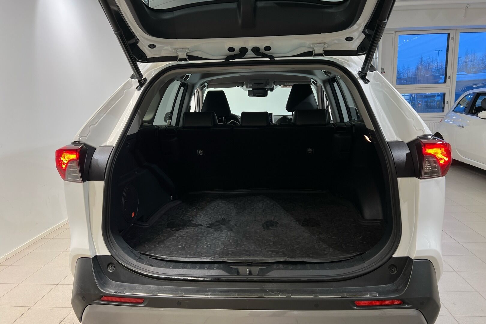 TOYOTA RAV4 iso kuva 7