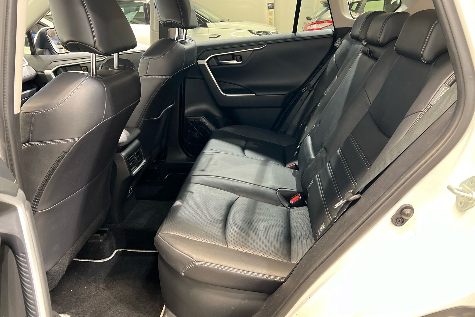 TOYOTA RAV4 iso kuva 6