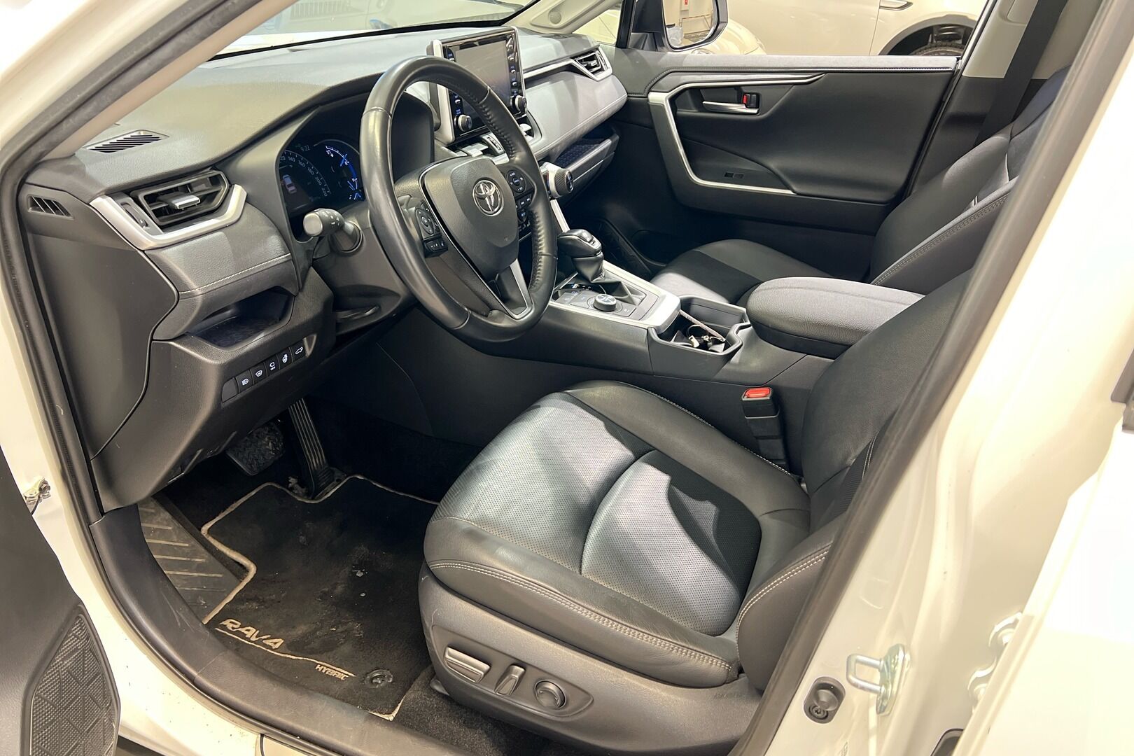 TOYOTA RAV4 iso kuva 17