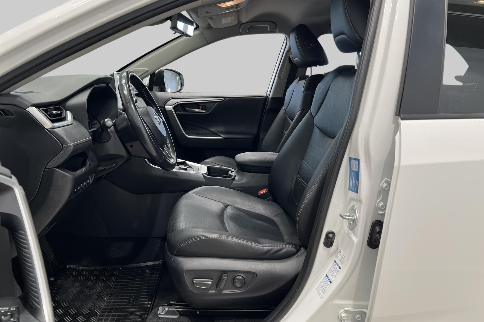 TOYOTA RAV4 iso kuva 9