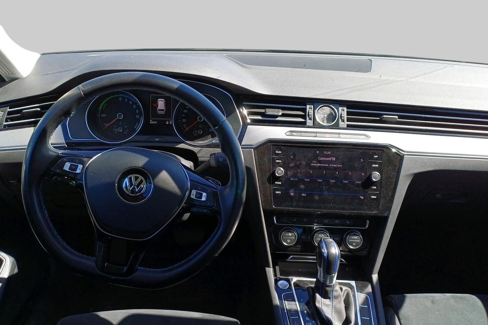Volkswagen Passat iso kuva 2