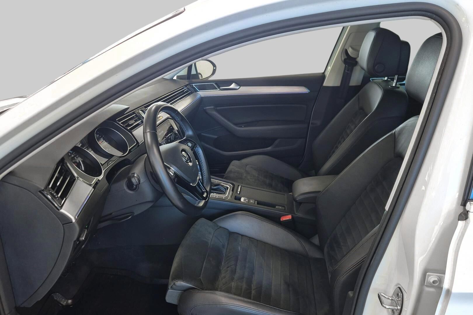 Volkswagen Passat iso kuva 8