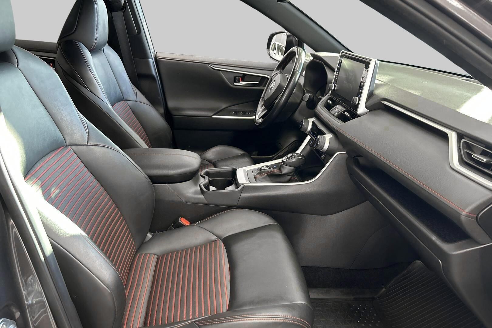 Toyota RAV4 Plug-in iso kuva 31