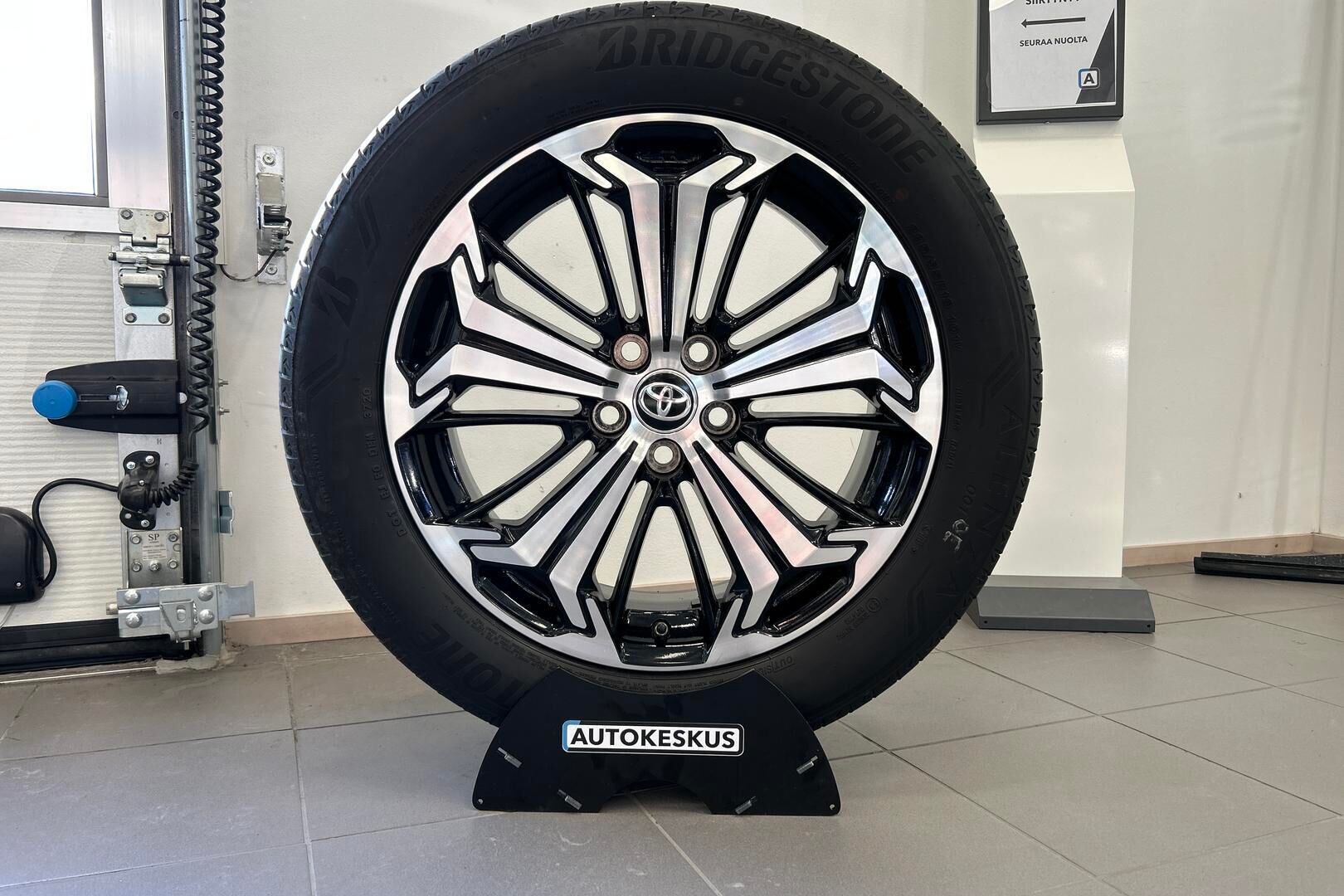 Toyota RAV4 Plug-in iso kuva 32