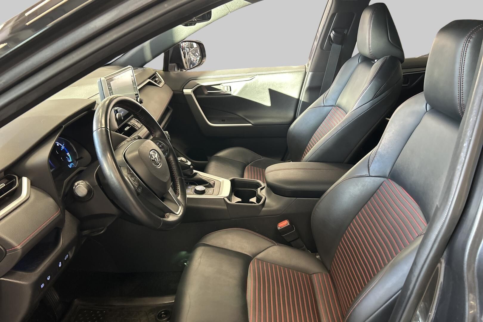 Toyota RAV4 Plug-in iso kuva 8