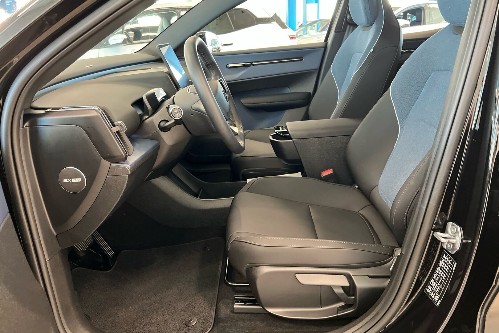 Volvo EX30 iso kuva 7