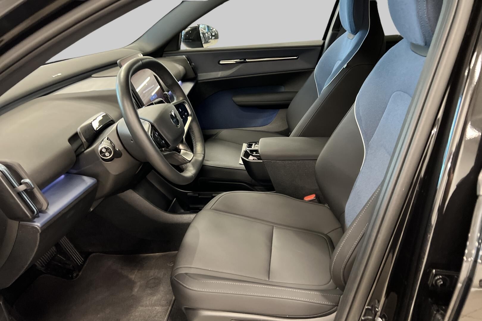 Volvo EX30 iso kuva 9