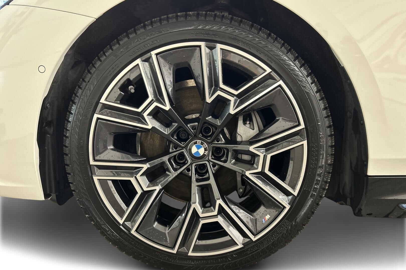 BMW i5 iso kuva 12
