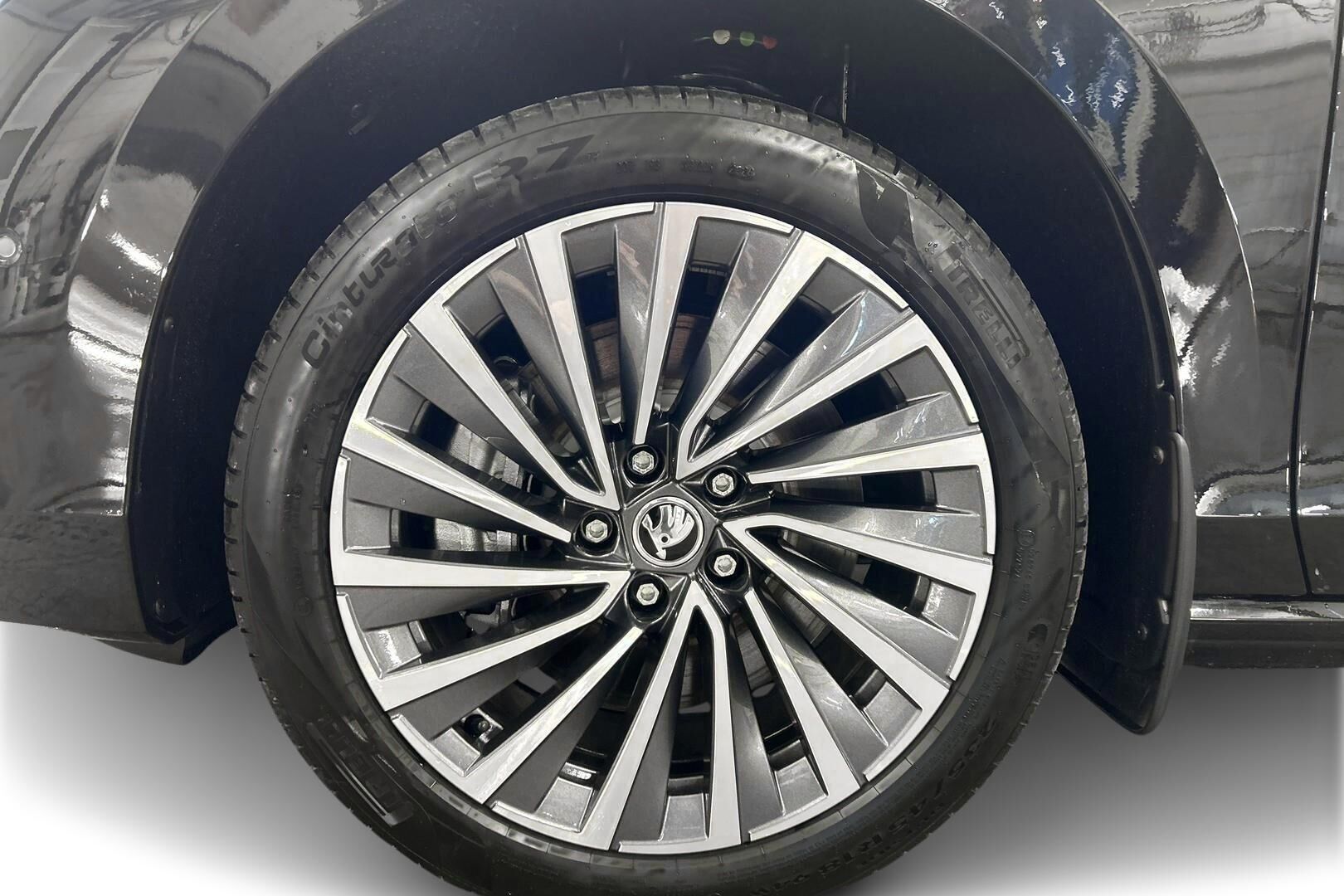 Skoda Superb iso kuva 12