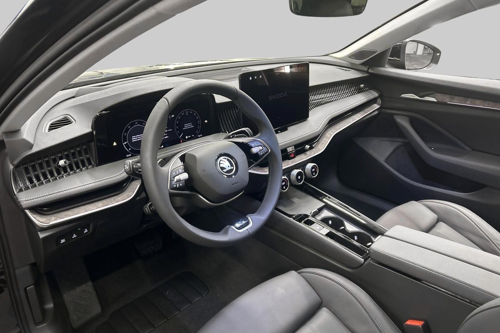 Skoda Superb iso kuva 8
