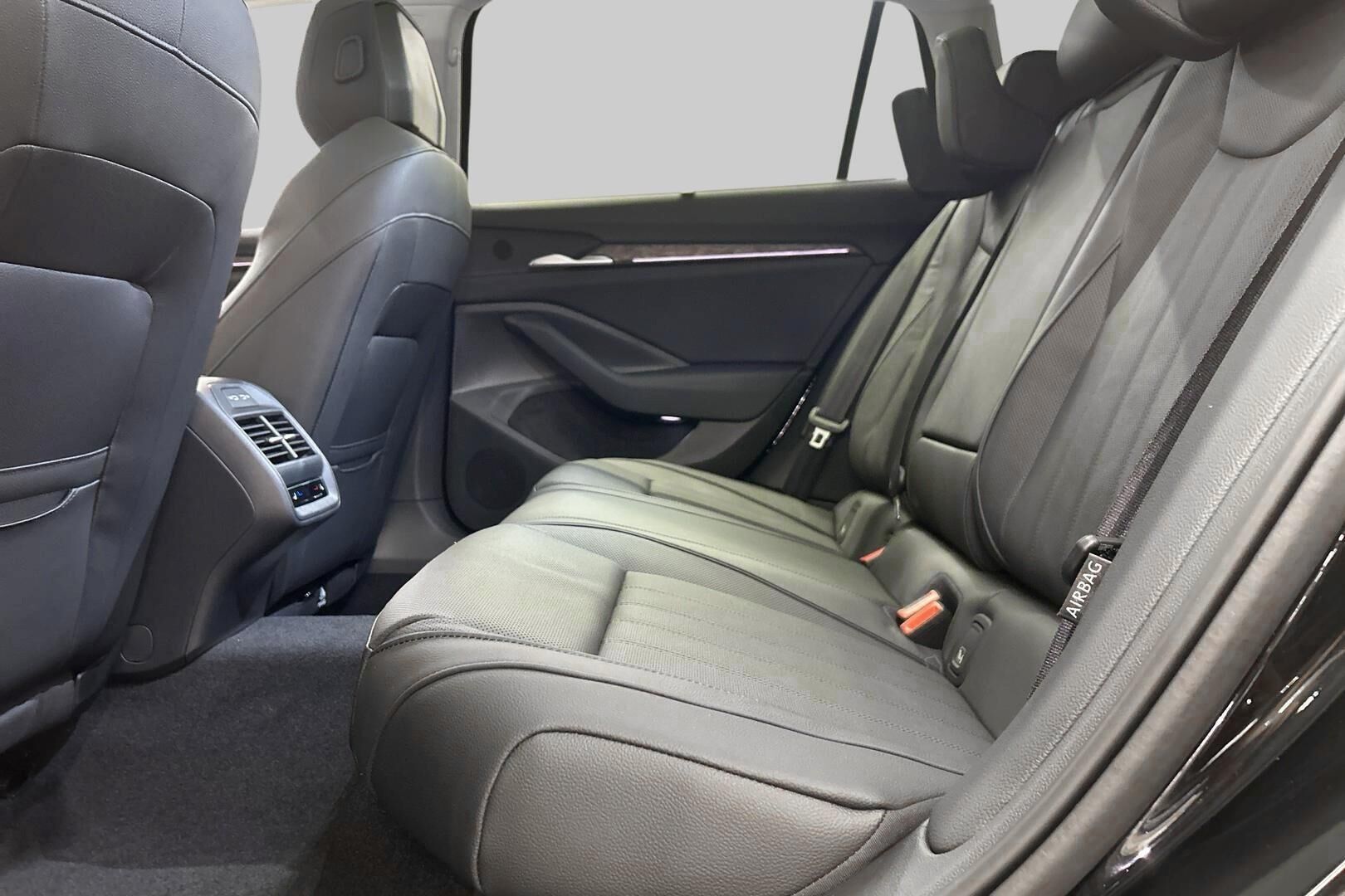 Skoda Superb iso kuva 9