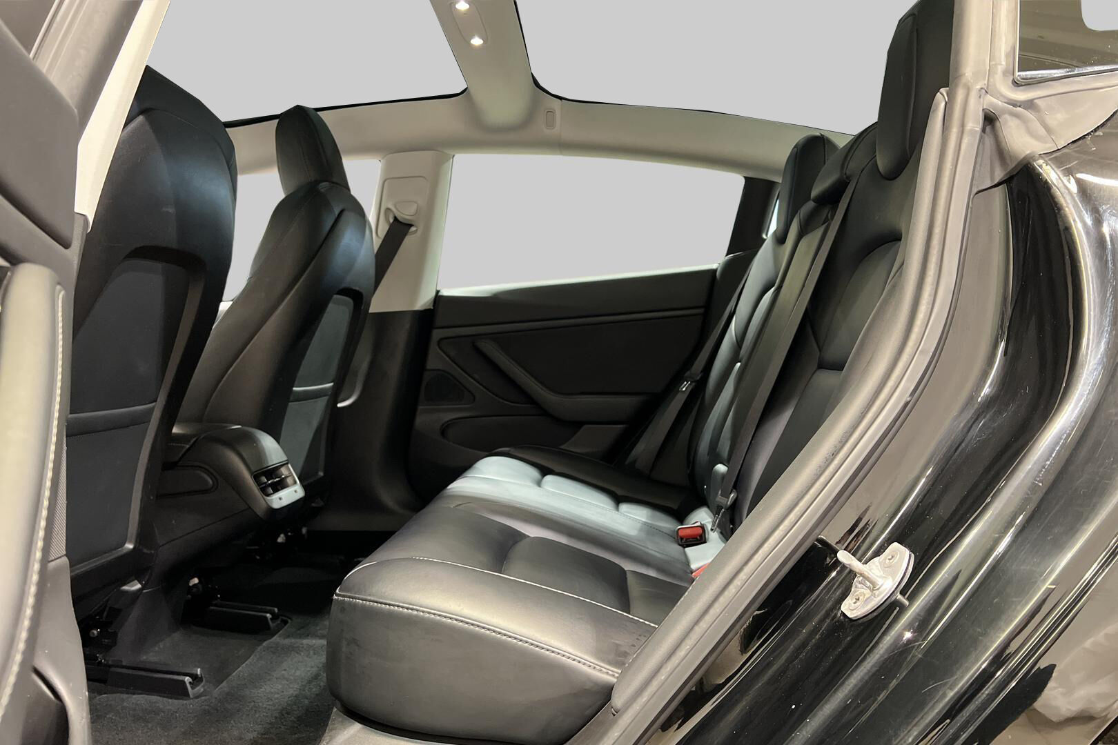 Tesla Model 3 iso kuva 11