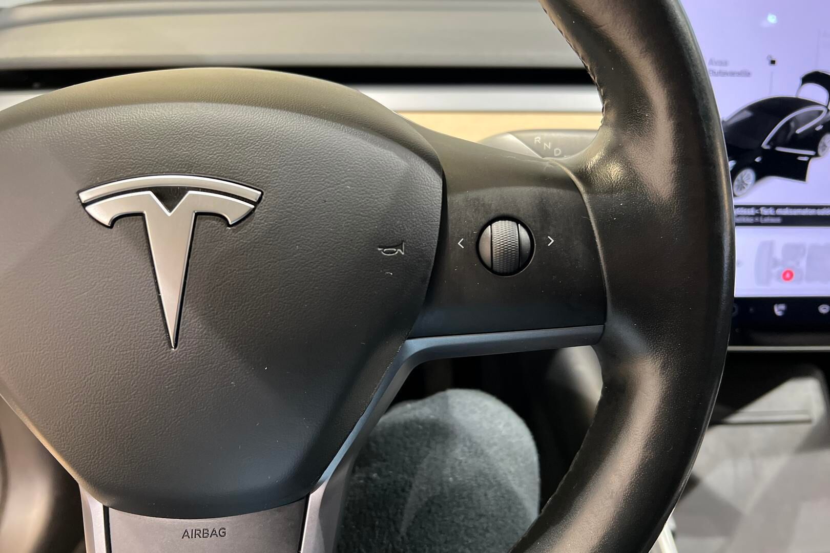 Tesla Model 3 iso kuva 24