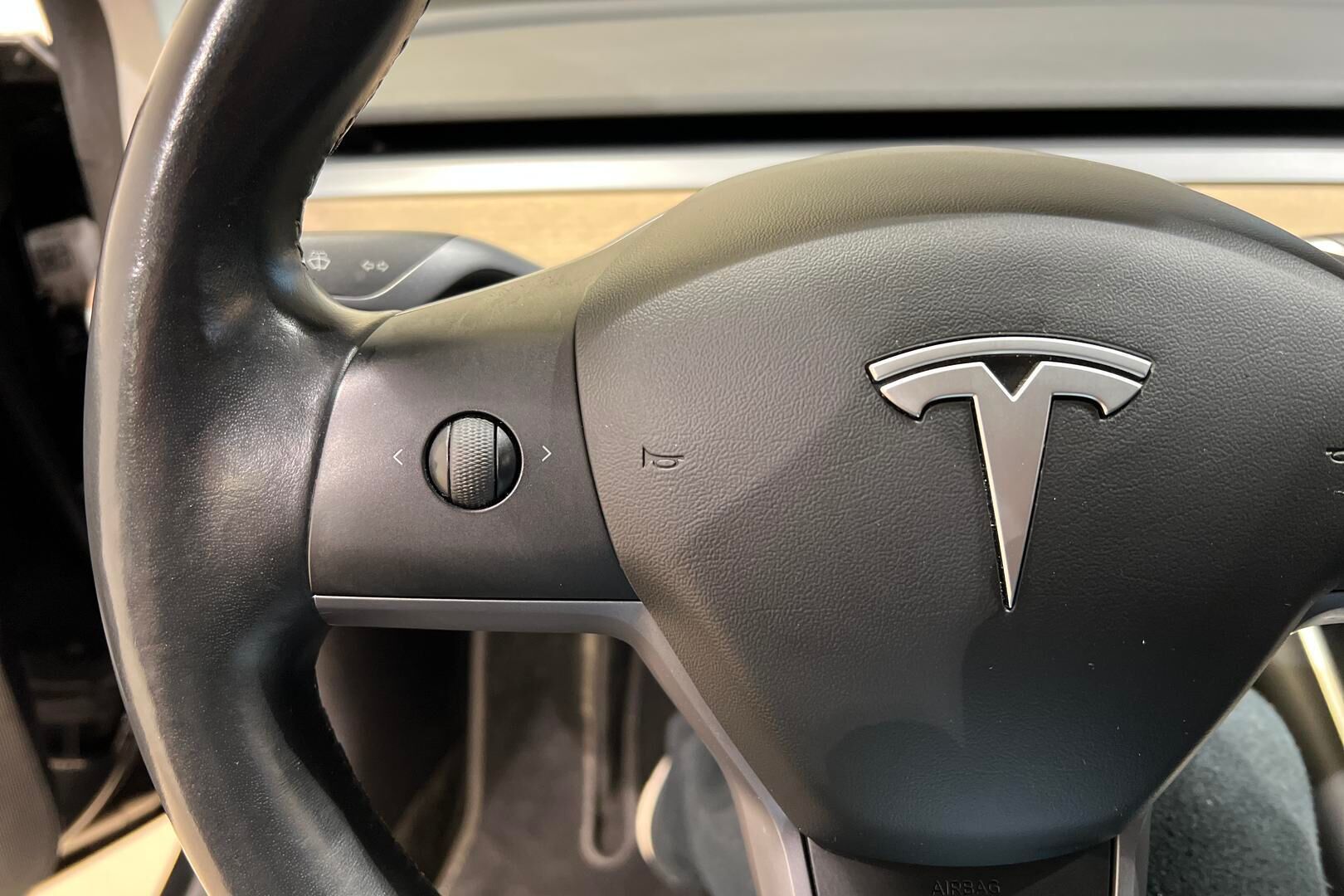 Tesla Model 3 iso kuva 25