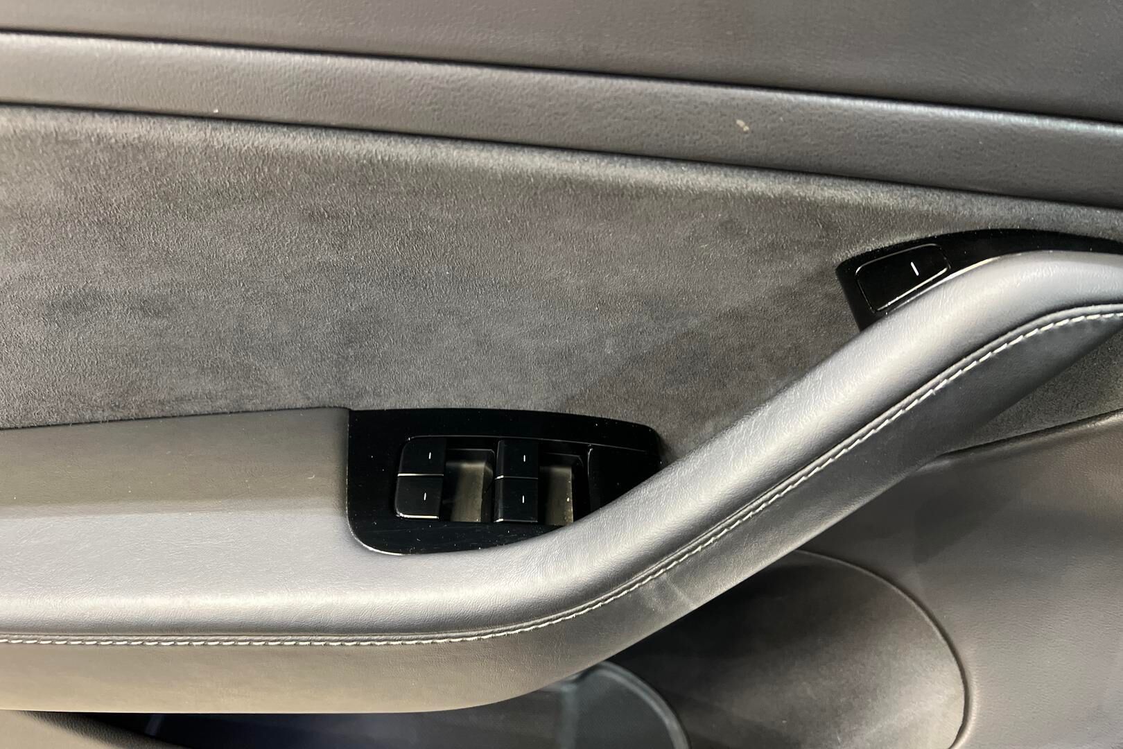 Tesla Model 3 iso kuva 26