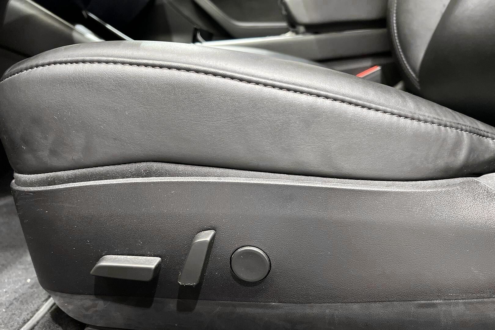 Tesla Model 3 iso kuva 27