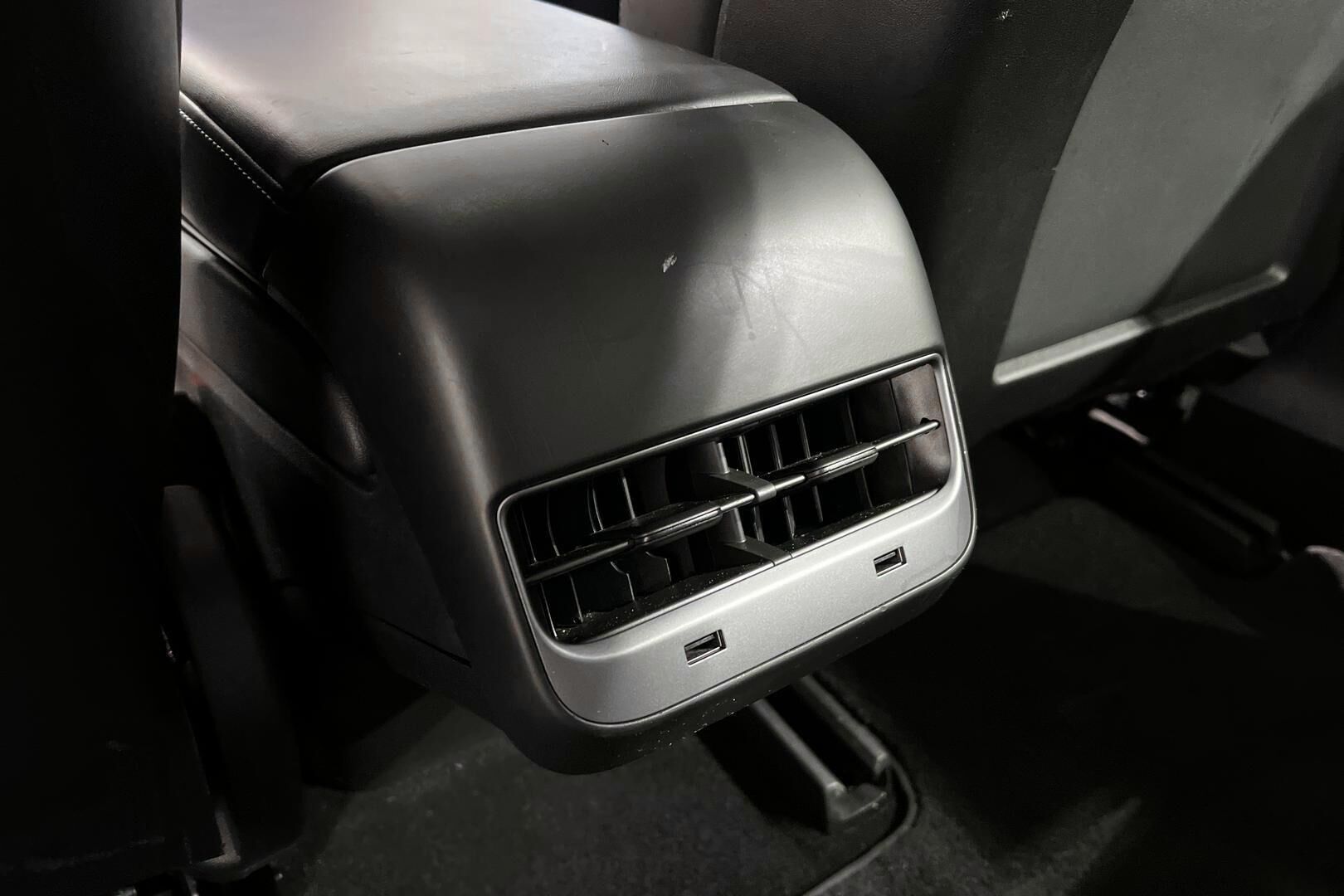 Tesla Model 3 iso kuva 28
