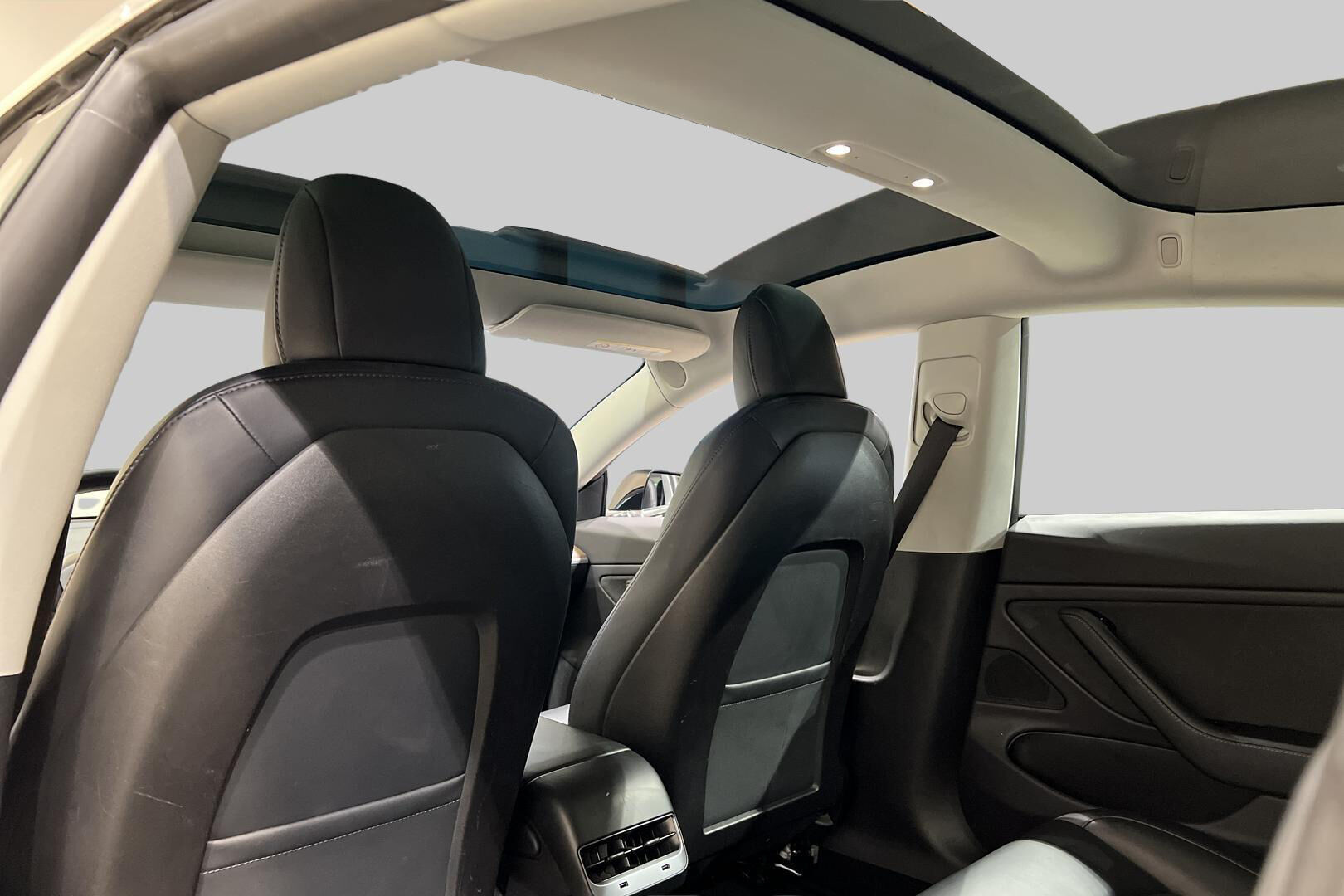 Tesla Model 3 iso kuva 30