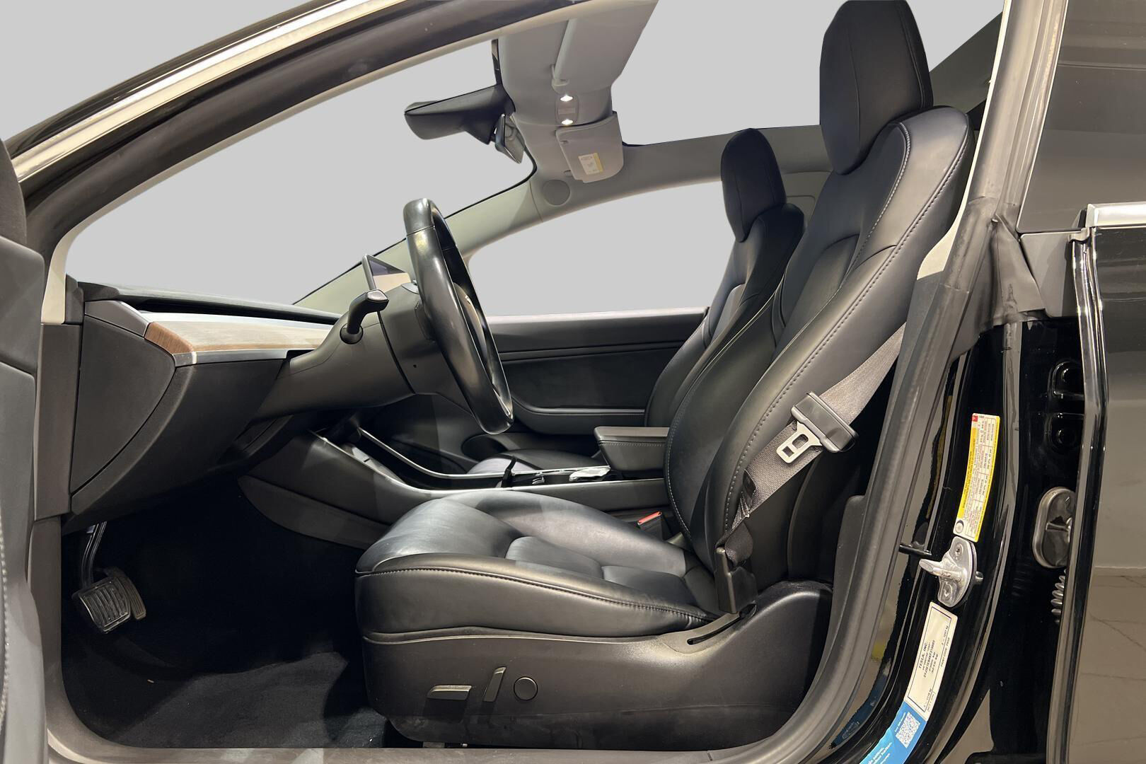 Tesla Model 3 iso kuva 10