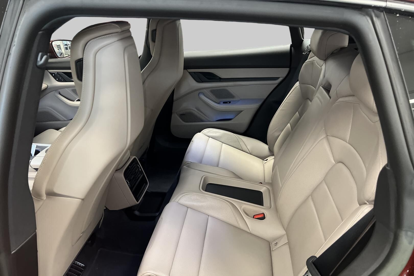 Porsche Taycan iso kuva 5