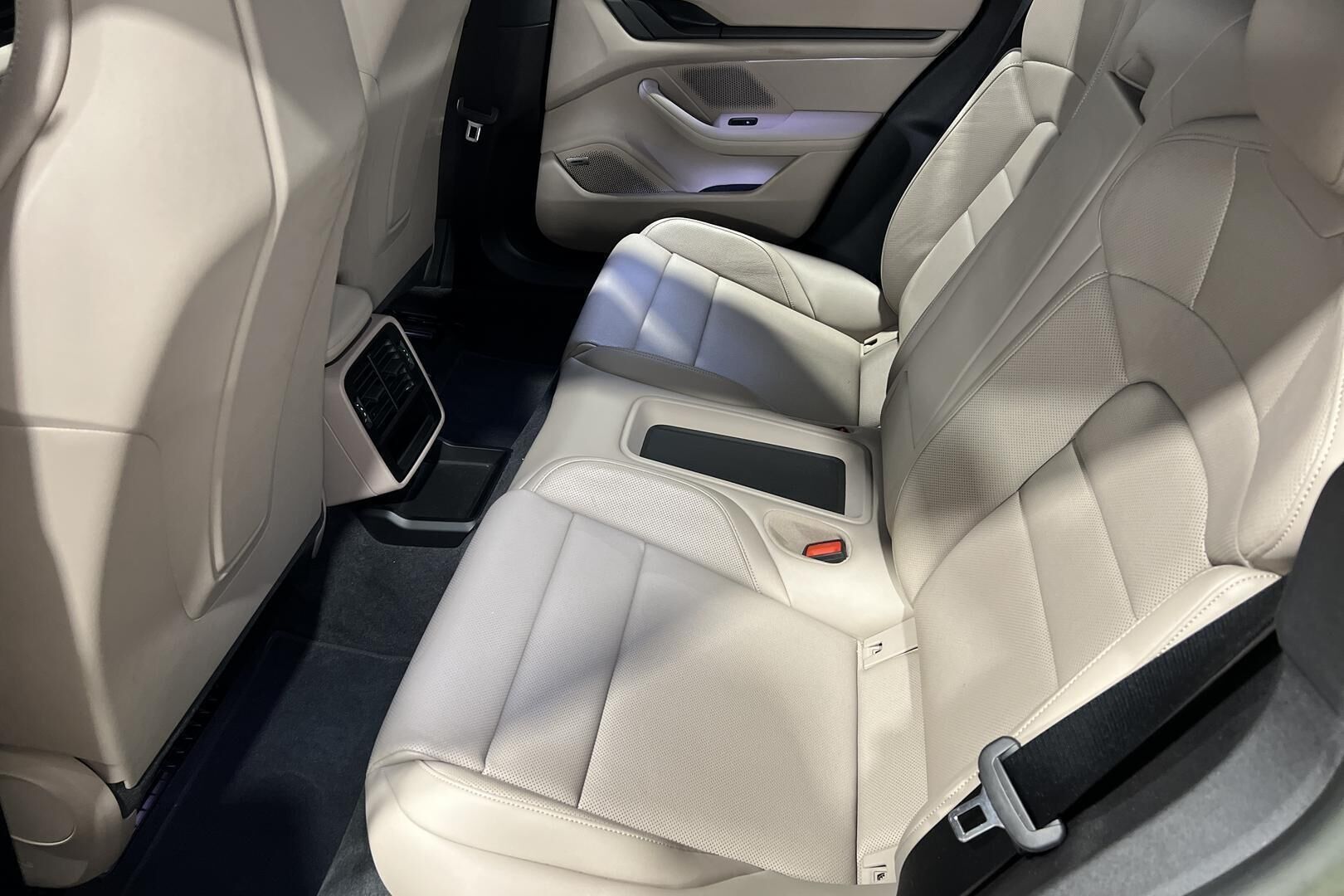 Porsche Taycan iso kuva 10